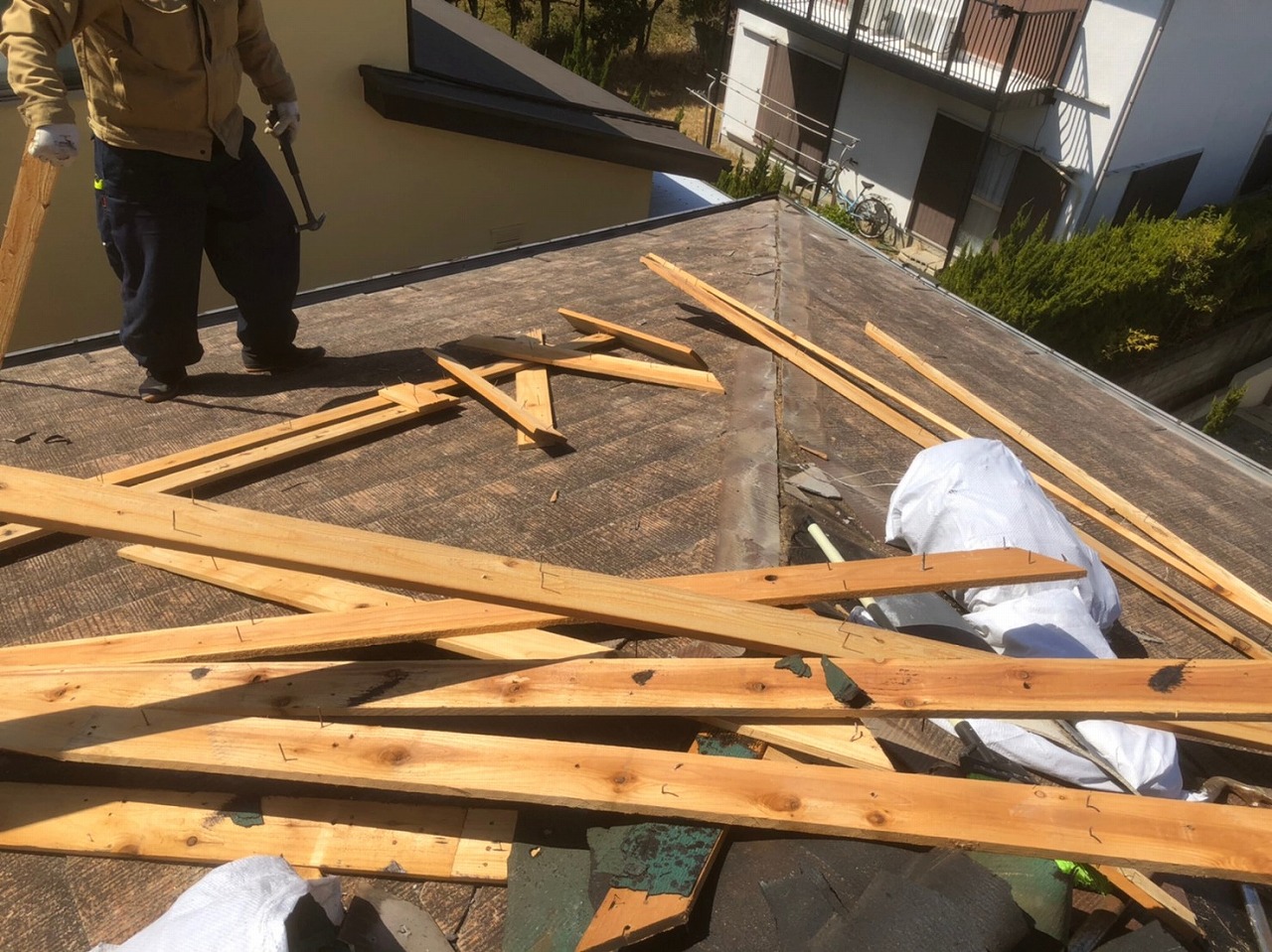 生駒市の葺き替え工事、大屋根貫板撤去